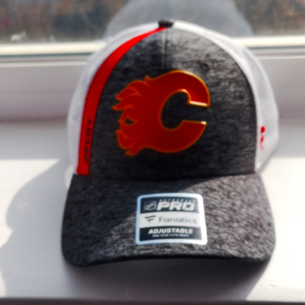 CALGARY FLAMES HAT - Picture 3 of 4